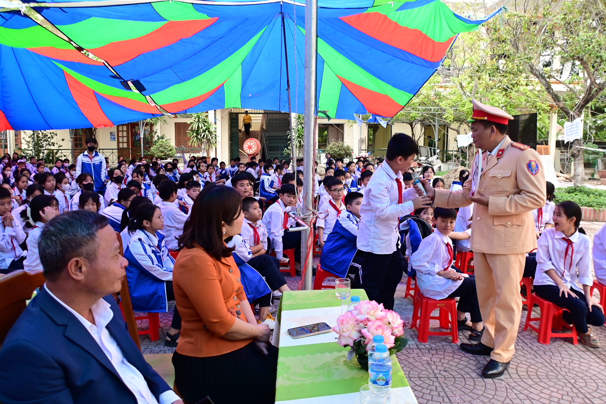 Đội Cảnh sát giao thông - trật tự (Công an huyện Thủy Nguyên) tuyên truyền an toàn giao thông tại trường THCS Lâm Động